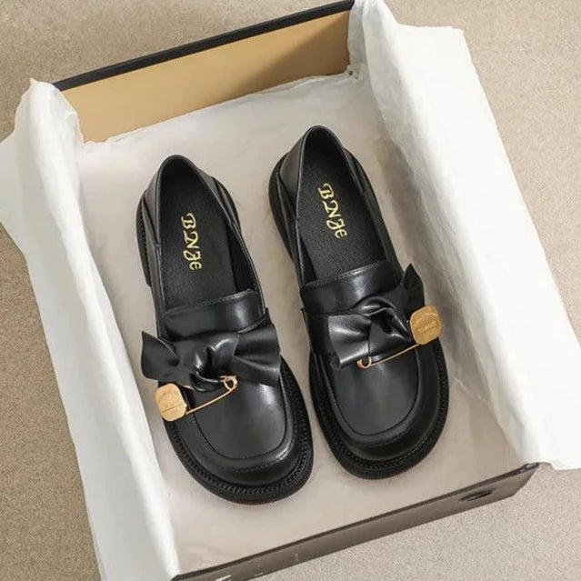 Women's Casual Shoes W600-34: Black Loafers in British Style