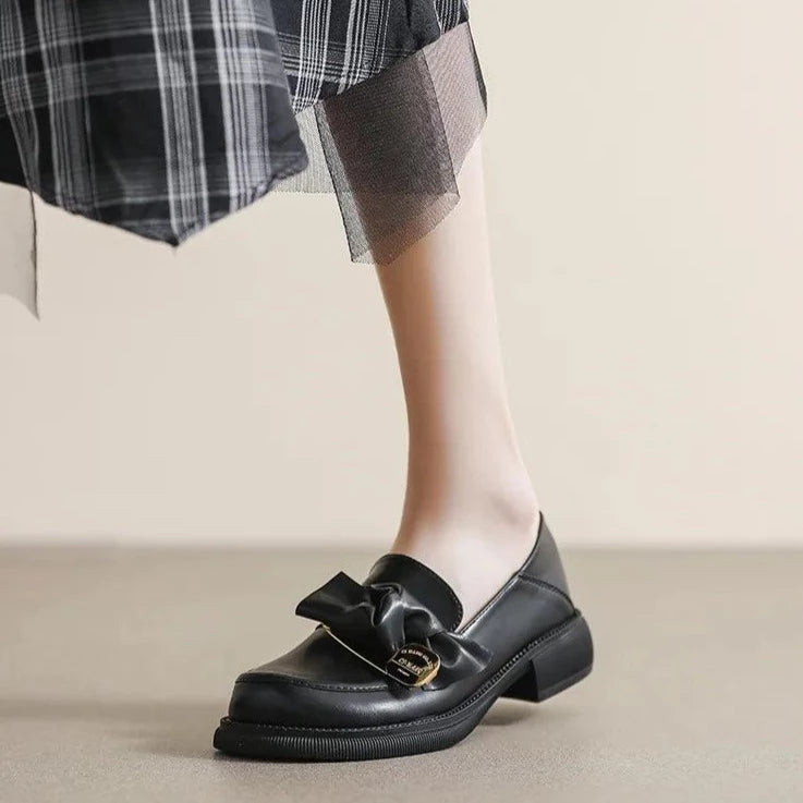 Women's Casual Shoes W600-34: Black Loafers in British Style